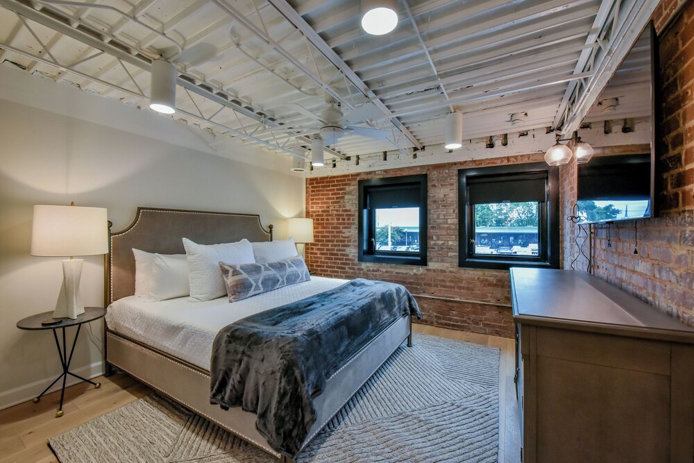 TTown Loft Walkable to downtown, campus, Stadium and more