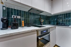 Kühlschrank, Mikrowelle, Ofen, Geschirrspüler