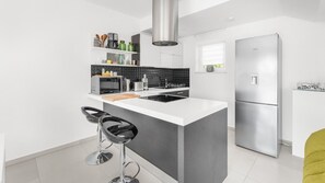 Een koelkast, een microgolfoven, een oven, een vaatwasser