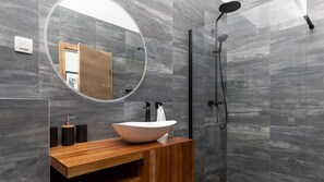 Badewanne, Haartrockner, Handtücher