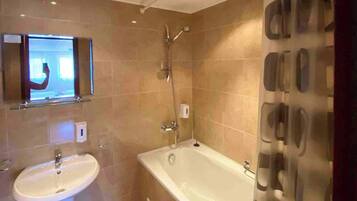 Apartment, 1 Bedroom, Balcony, Mountain View | Bathroom
