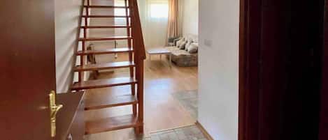 Apartment, 1 Bedroom, Balcony, Mountain View | Hallway