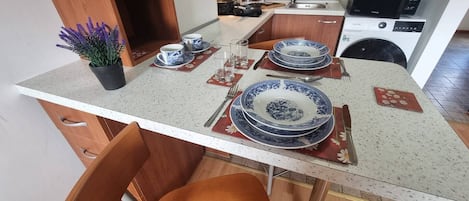Apartment, 1 Bedroom, Balcony, Mountain View | Private kitchen
