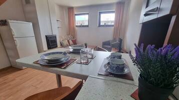 Apartment, 1 Bedroom, Balcony, Mountain View | Dining room