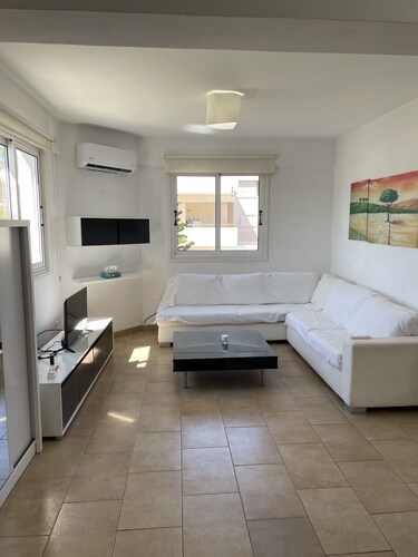 Cozy Campus Workspace: 1-Bed Flat Near University