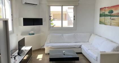 Cozy Campus Workspace: 1-Bed Flat Near University