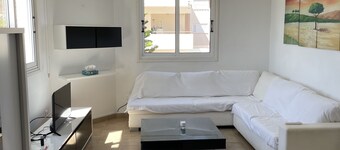 Cozy Campus Workspace: 1-Bed Flat Near University