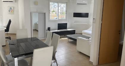 Cozy Campus Workspace: 1-Bed Flat Near University
