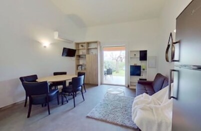 MINI VILLA 2 /4 pers. terrace, garden, private covered parking AND COMMON SWIMMING POOL