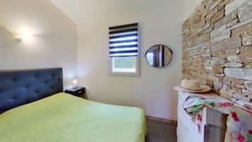 1 quarto, berço de viagem, roupa de cama