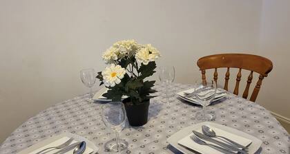 Beautiful house suitable for up to 7 people
close to Stadium, hospitals & UNI