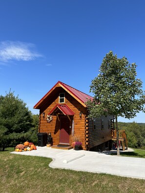 Exterior - Paradise Peak Cabins “Songbird”outdoor hot tub in the heart of Amish Country (Millersburg)