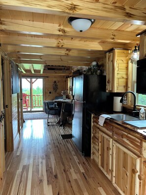 Interior - Paradise Peak Cabins “Songbird”outdoor hot tub in the heart of Amish Country (Millersburg)