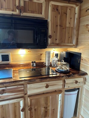 Fridge, microwave, stovetop, coffee/tea maker - Paradise Peak Songbird Cabin with outdoor hot tub in the heart of Amish Country (Millersburg)