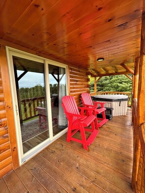 Terrace/patio - Paradise Peak Songbird Cabin with outdoor hot tub in the heart of Amish Country (Millersburg)