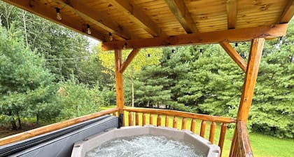 Paradise Peak Cabins “Songbird”outdoor hot tub in the heart of Amish Country