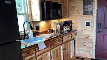 Refrigerador, microondas, parrilla de estufa y cafetera y tetera