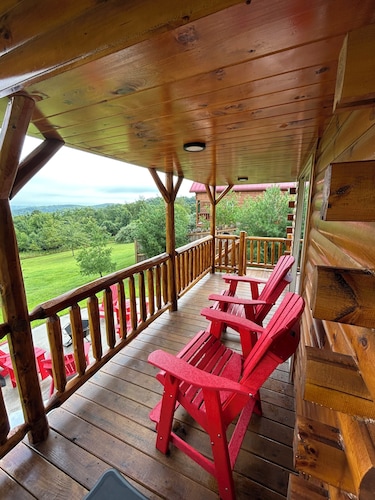 Paradise Peak Songbird Cabin with outdoor hot tub in the heart of Amish Country