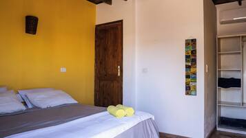 Habitación estándar con 1 cama doble o 2 individuales, no fumadores, vistas al mar | Edredones de plumas y ropa de cama