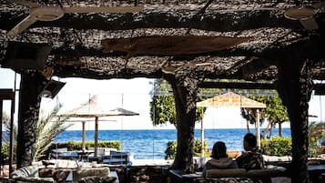 Der serveres morgenmad, frokost og italienske retter med havudsigt