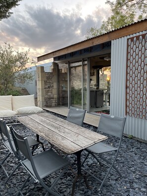 Outdoor dining - La Cabane Insolite, Le Dourdou (Bozouls)