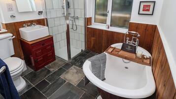 Un baño con ducha, inodoro, lavamanos y bañera.