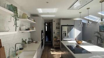 Basic House, Multiple Beds | Private kitchen | Fridge, microwave, oven, stovetop
