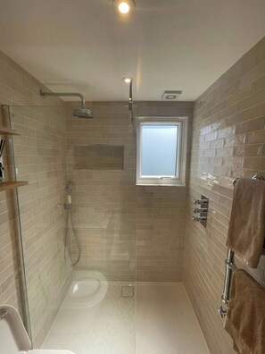 Basic-Haus, Mehrere Betten | Badezimmer | Handtücher, Seife, Shampoo, Toilettenpapier