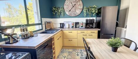 Réfrigérateur, micro-ondes, four