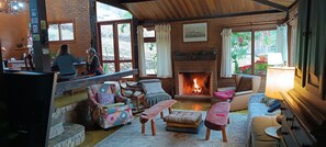 Stuga Deluxe - 4 sovrum - utsikt mot trädgården - intill bergen | Vardagsrum