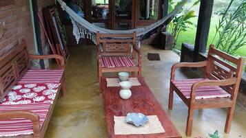 Deluxe-Ferienhaus, 4 Schlafzimmer, Gartenblick, Bergseite | Lanai (Veranda)