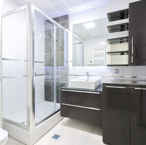 Dusche, Haartrockner, Handtücher, Seife