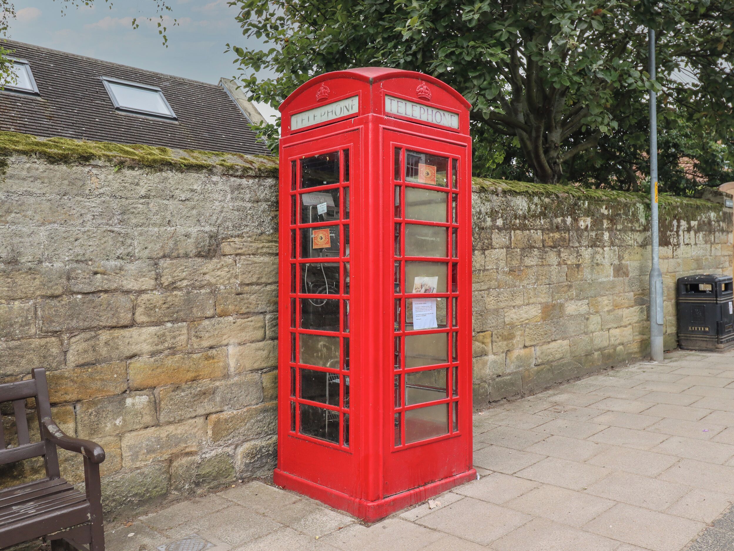A red British telephone booth.