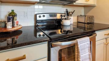 House, Multiple Beds, Patio, Garden View (Athens Hideaway) | Private kitchen | Fridge, microwave, oven, stovetop