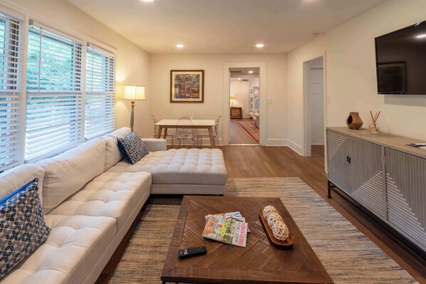 42-inch flat-screen TV with digital channels - 4 BR Sleeps 10 Near UGA & Downtown (Athens)