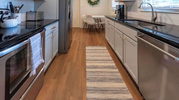 Casa, varias camas, patio, vista al jardín (Athens Hideaway) | Cocina privada | Refrigerador, microondas, horno y parrilla de estufa