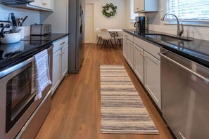 Private kitchen - 4 BR Sleeps 10 Near UGA & Downtown (Athens)