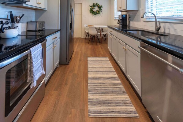 House, Multiple Beds, Patio, Garden View (Athens Hideaway) | Private kitchen | Fridge, microwave, oven, stovetop