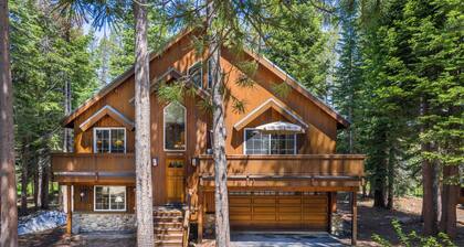 Paradise Pines 3BR Secluded Cabin Minutes in Tahoe Donner!