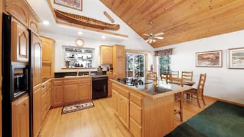 Talo, useita sänkyjä, parveke, vuoristonäköala (Paradise Pines) | Yksityinen keittiö | Jääkaappi, mikroaaltouuni, uuni, liesi