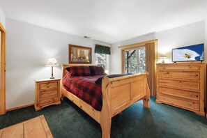 House, Multiple Beds, Balcony, Mountain View (Paradise Pines) | 3 bedrooms, individually decorated, individually furnished, desk - Paradise Pines 3BR Secluded Cabin Minutes in Tahoe Donner! (Truckee)