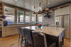 Fridge, oven, stovetop, dishwasher - 6BD, 5 Bath - Mountaintop Mansion in the Sky (Tellico Plains)