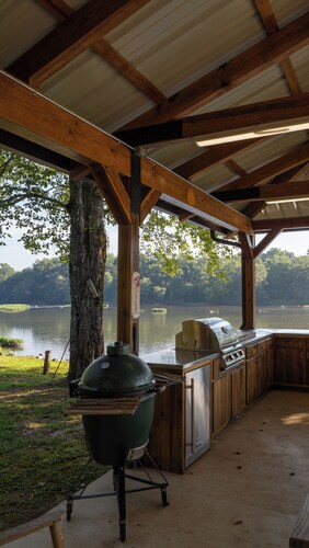 River Front Cabin - Fish, Kayak, Relax 
40 min. to Auburn, 1 hr. to Talladega