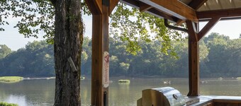 River Front Cabin - Fish, Kayak, Relax
40 min. to Auburn, 1 hr. to Talladega