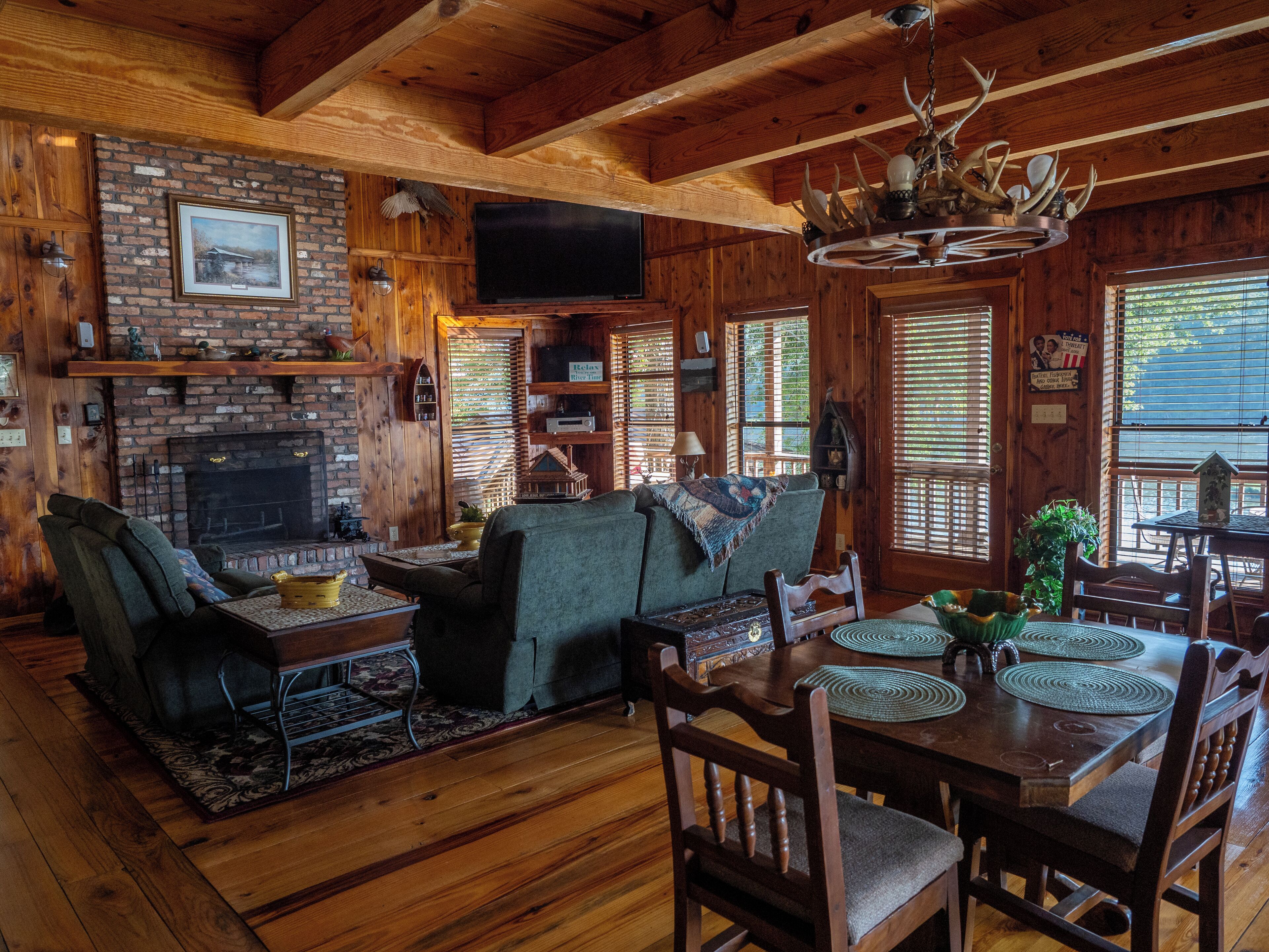 TV connectée, cheminée, livres