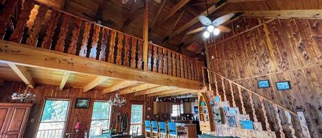 Smart TV, caminetto, libri