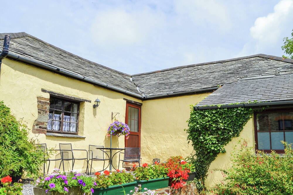 WINDBURY COTTAGE, pet friendly, character holiday cottage in Hartland