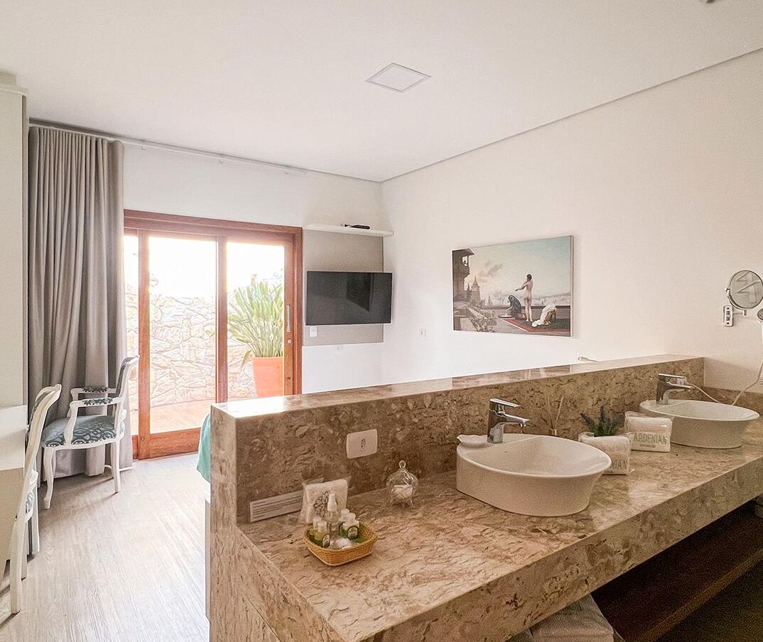 Design Room | Bathroom | Free toiletries, hair dryer