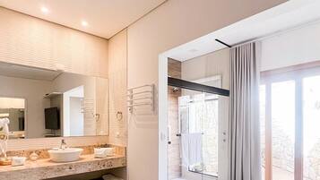 Deluxe Room | Bathroom | Free toiletries, hair dryer
