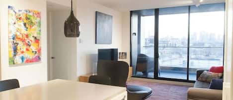 ベーシック アパートメント クイーンベッド 2 台 | レストラン